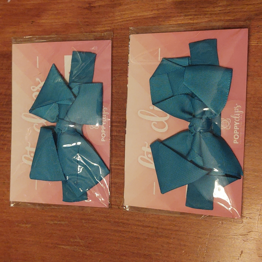 2 💙  bow fit clips by poppy clips